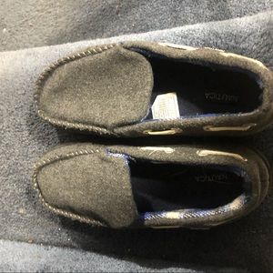 Nautica size 3 boys slippers in gray.